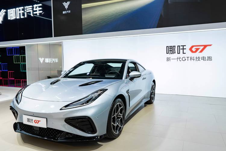 成都168哪吒汽车在智能汽车领域的表现，领途汽车在新能源汽车市场中的影响力